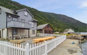 Stunning Home In Vallavik With Wifi